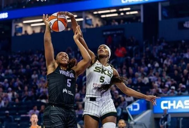 Rickea Jackson, Sky overcome slow start, stop Valkyries