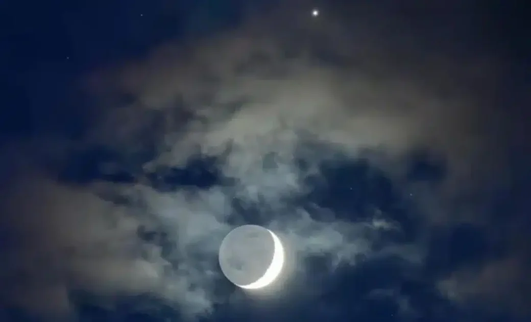 Venus And The Crescent Moon To Create A Stunning Skywatching Event Tonight
