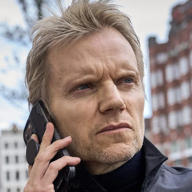masterpiecevan der valk, season 4episode one “safe in amsterdam – part 1” sunday, september 15, 2024 at 10/9c on pbsafter a whistleblower is murdered under police protection, the team are called in to make sure the second whistleblower makes it to court to testify and take down a criminal empire. van der valk is conflicted when he finds out the protection officer in charge of the murdered whistleblower is a former flame of his.shown l r: lucienne hassell (maimie mccoy), piet van der valk (