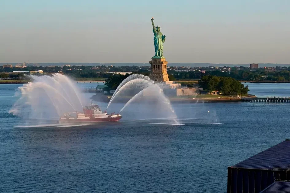 Mom and baby daughter dead after boat capsizes near Statue of Liberty