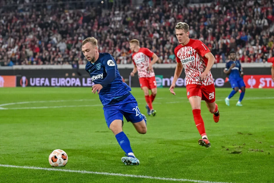 FREIBURG IM BREISGAU, GERMANY - OCTOBER 5: Jarrod Bowen of West Ham United FC and Matthias Ginter of SC Freiburg battle for the ball during the UEFA Europa League match between Sport-Club Freiburg and West Ham United at Europa-Park Stadion on October 5, 2023 in Freiburg im Breisgau, Germany. (Photo by Harry Langer/DeFodi Images via Getty Images)