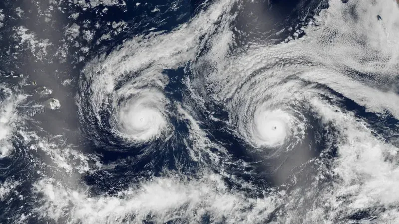 Twin hurricanes stare out to space as they barrel toward Hawaii — Earth from space
